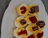 Foto del paso 6 de la receta: Huevos rellenos de atún decorados con anchoa y pimiento rojo