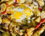 Foto del paso 5 de la receta: REVUELTO DE VERDURAS CON HUEVOS FRITOS 🧅🫑🍆🥔🧄🥚🥚🥘