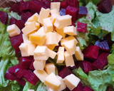 Foto del paso 4 de la receta: Ensalada de remolacha, lechuga, queso, pasas, y nueces