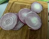 Une image de l'étape 7 de Courgettes rondes et oignon rouge au pesto.