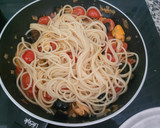 Foto del paso 3 de la receta: Espaguetis con mejillones en conserva a la Napolitana a mi manera