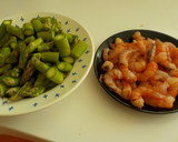 Foto del paso 6 de la receta: Espárragos trigueros con colas de gambas rojas