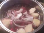 Foto del paso 4 de la receta Paletilla de cordero con salsa de vino, manzana y pera