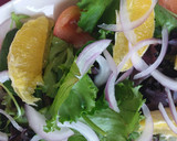 Foto del paso 1 de la receta: Ensalada con naranja aceitunas partidas y brotes tiernos