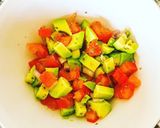 Une image de l'étape 2 de Wrap de patate douce à l’avocat, tomate et oignon rouge.