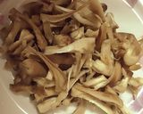Hình bước làm 1 của món Ruốc nấm 🍄