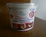 Foto del paso 1 de la receta Merienda saludable de queso batido sabor helado de fresa!