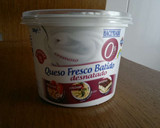 Foto del paso 1 de la receta: Merienda saludable de queso batido sabor helado de fresa!