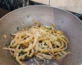 A picture of step 5 of Aglio e olio fettuccine.