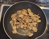 Foto del paso 3 de la receta: Hojaldres de champiñones, atún huevo queso aceitunas