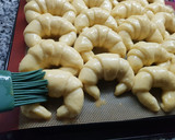 Foto del paso 5 de la receta: Medialunas de manteca con kéfir (masa en panetera)
