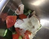 Foto langkah ke 4 dari resep Tomato & Cucumber Salad with Creamy Cheese Dressingトマトとキュウリのサラダ クリーミーチーズドレッシング.