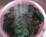 Foto langkah ke 1 dari resep Clam Fettuccine with Padang Sauce.