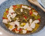 Foto del paso 4 de la receta: Ñoquis con pimientos tricolor, pollo y pesto de pipas