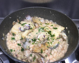 Foto del paso 5 de la receta: Alubias con chirlas y merluza