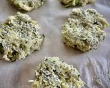 Foto del paso 3 de la receta Buñuelos de calabacín —kolokithokeftedes— (en airfryer)