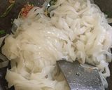 Foto langkah ke 3 dari resep Kwetiaw Goreng Bakso Sosis.