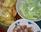 รูปขั้นตอนการทำที่ 2 ของ หมี่เบตงผัดต้นกระเทียมญี่ปุ่น
