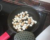 Foto del paso 5 de la receta: Crema de puerros, apio y almendras con pan frito