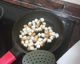 Foto del paso 5 de la receta: Crema de puerros, apio y almendras con pan frito