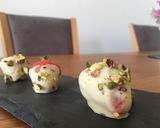 A picture of step 4 of White chocolate and pistachio strawberries.