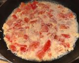 A picture of step 4 of Tomatoes Fried with Egg and Cheese Noodles.