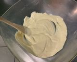 Une image de l'étape 2 de Pavés de chocolat blanc aux corn flakes et fruits confits.