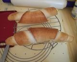 Sajttal, füstölt szalámival töltött kifli recept fázis 5 fotója