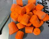 Une image de l'étape 7 de Rouelle de porc confite aux pommes de terre, carottes et champignons.