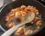 Foto del paso 4 de la receta: Salmón con tocino y salsa de tomate