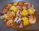 Foto langkah ke 6 dari resep Seafood Tumpah Pedas Manis.