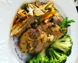 Foto del paso 8 de la receta: Solomillo de cerdo adobado con brócoli y guarnición de setas salteadas y aderezo Vidalim