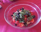 Foto del passaggio 5 della ricetta Insalata di ceci con pomodorini, olive nere e acciughe
