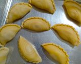 Foto langkah ke 11 dari resep Karipap (pastel singapura) isi labu kuning dan ayam.