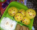 Foto langkah ke 7 dari resep Bekal Anak (Mantou Emoji & Salad Buah).