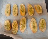 Foto del paso 1 de la receta: Crostini caliente de queso, pesto y jamón