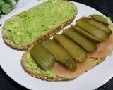 A picture of step 4 of Avocado, smoked salmon and pickle sandwich.