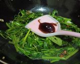 Foto langkah ke 5 dari resep Kangkung Tumis Saus Tiram.