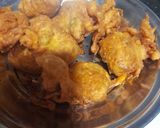 A picture of step 6 of Karhi pakora with curry leaves.