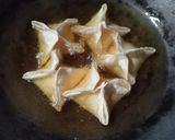Foto langkah ke 6 dari resep Pangsit Pisang Saus Gula Merah.