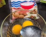 Foto langkah ke 2 dari resep Telur Dadar Kelapa.