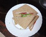 Foto del paso 3 de la receta: Sándwich de pechuga de pavo, tomate y lechuga con mayonesa