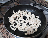 Foto del paso 4 de la receta: Fideos chinos con gambas y pollo