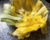 Une image de l'étape 2 de Salade de courgettes 🥒.