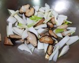 香菇洋蔥炒魚板的食譜步驟4照片