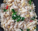 Foto langkah ke 4 dari resep Nasi Goreng Bumbu Dasar Putih.