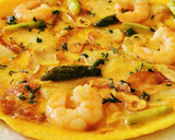 Foto del paso 8 de la receta: Tortilla abierta con Patatas fritas, Espárragos y Langostinos