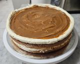 Foto del paso 30 de la receta: Memory Cake de Vainilla, Dulce de Leche y Buttercream de Chocolate Blanco (Torta de cumpleaños)