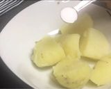 A picture of step 7 of Kanda batata puri.