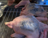 Foto del paso 4 de la receta: Picantones rellenos de trompetas de la muerte y trufa, con ajo negro